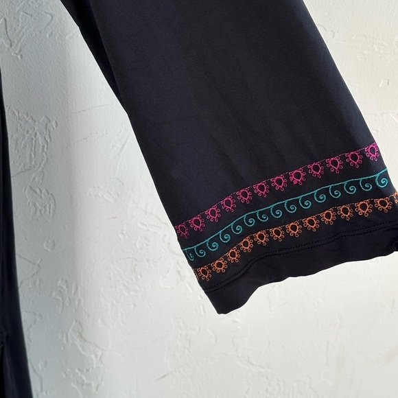 Cremieux Black V-neck 3/4 Sleeve Tunic Blouse with Embroidered Detail Sz S - Picture 3 of 9